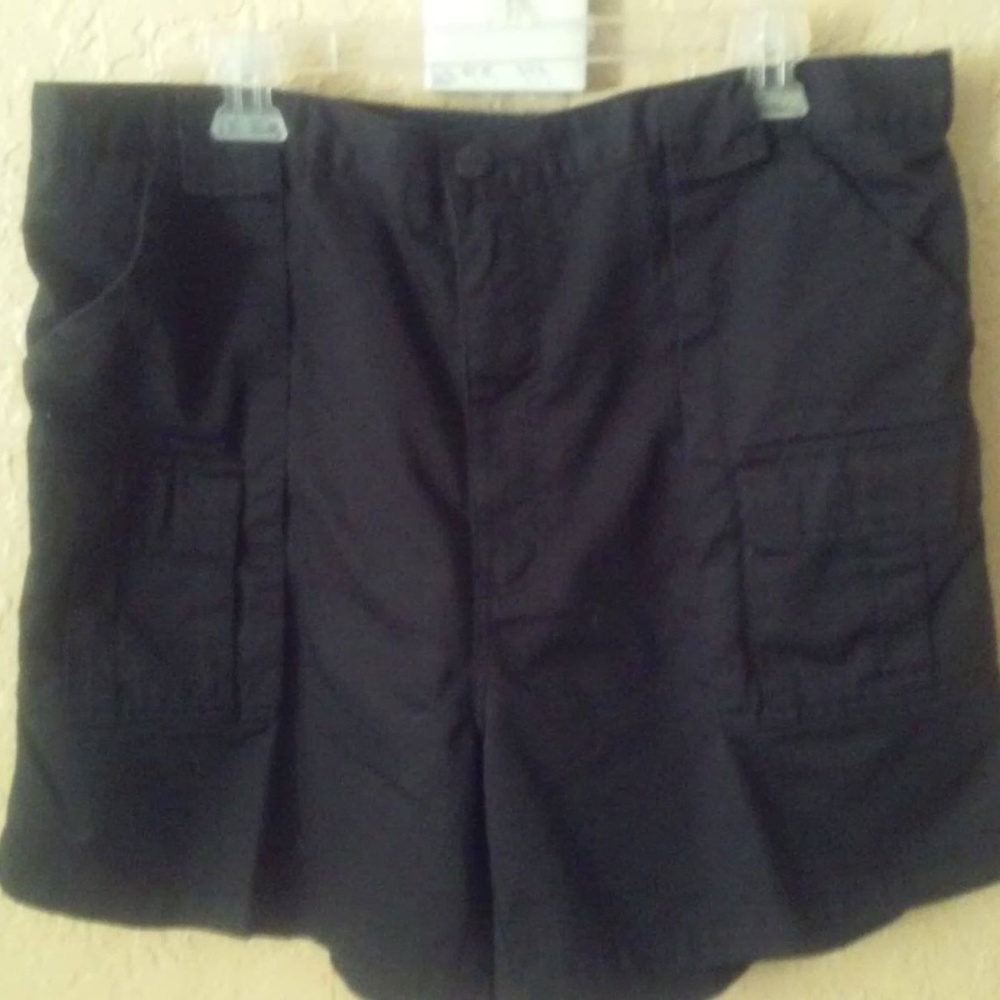 Weekenders Men's 6-pocket shorts (waist 40)